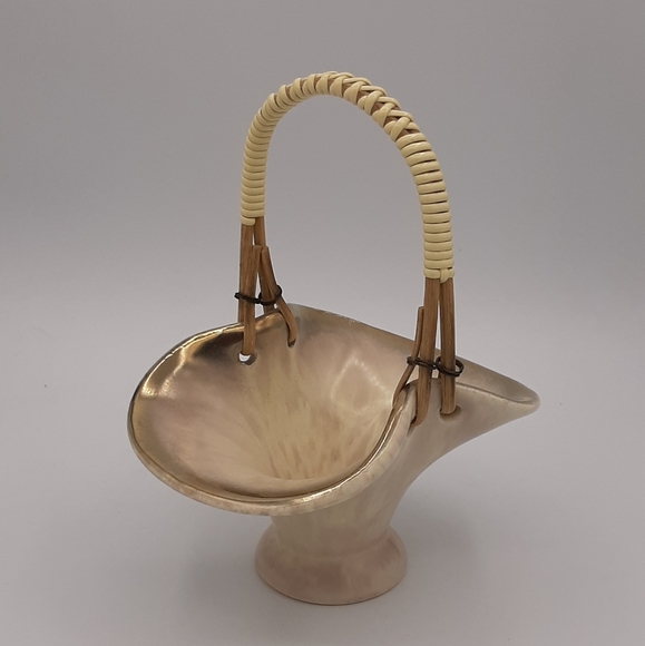Vintage West Germany Pottery Beige Pinched Basket with Wooden Handles and Golden - Picture 5 of 9